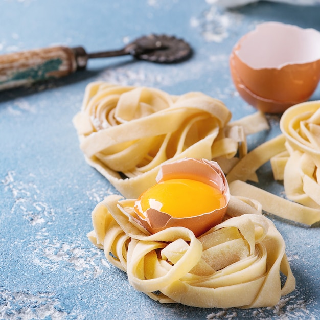 Tagliatelle de pasta fresca hecha en casa