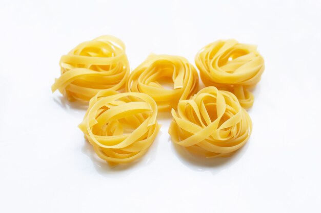 Tagliatelle de pasta italiana en blanco