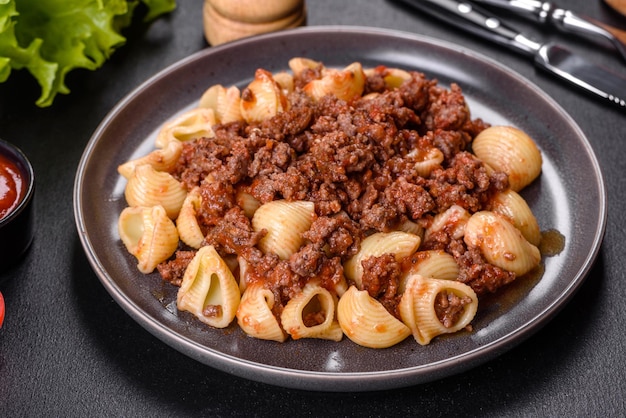 Tagliatelle de pasta italiana con salsa de carne casera tradicional