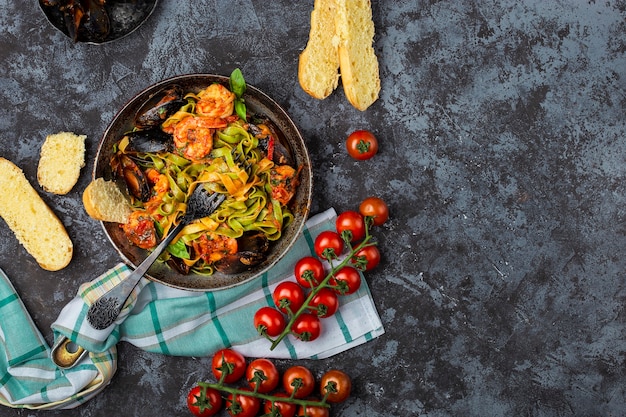 Tagliatelle de pasta de mariscos italianos caseros con mejillones y camarones