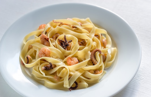 Tagliatelle pasta con mariscos