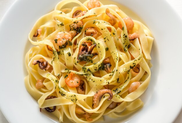 Tagliatelle pasta con mariscos