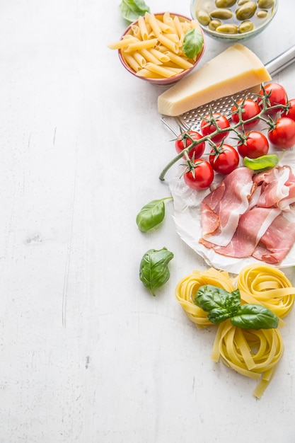 Tagliatelle pasta pene aceitunas aceite de oliva tomates queso parmesano prosciutto y hojas de albahaca