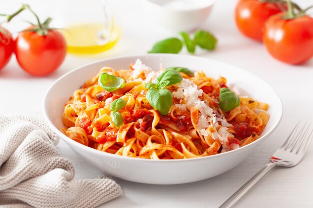 Tagliatelle pasta con salsa de tomate parmesano albahaca