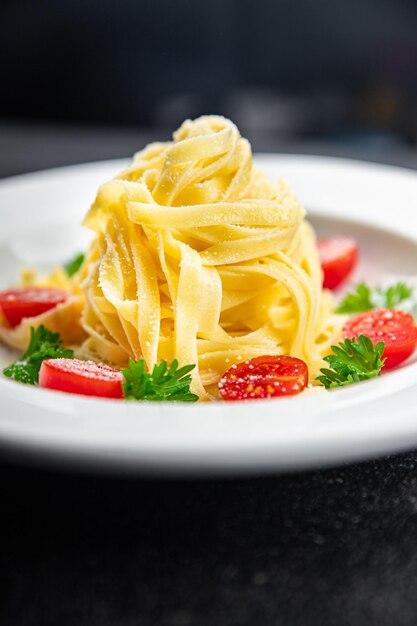 tagliatelle pasta tomate y queso parmesano comida saludable comida merienda en la mesa espacio de copia comida