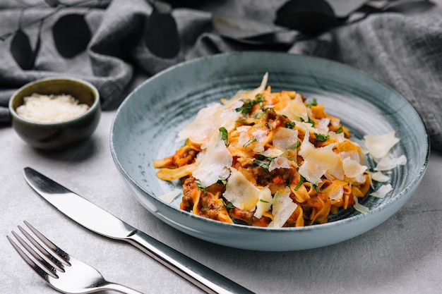 Tagliatelle con ragú salsa boloñesa con parmesano