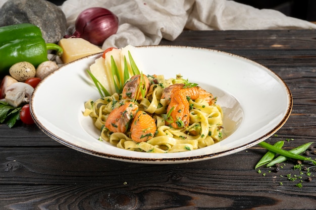 Tagliatelle con salmón.