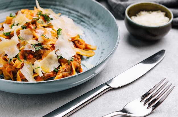 Foto tagliatelle con salsa bolognese de ragu con parmesán