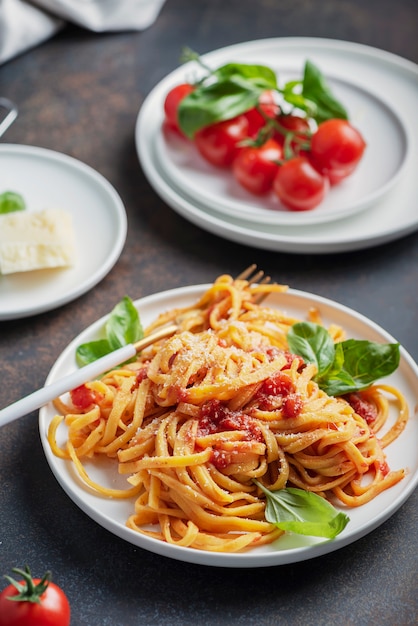 Tagliatelle con salsa de tomate