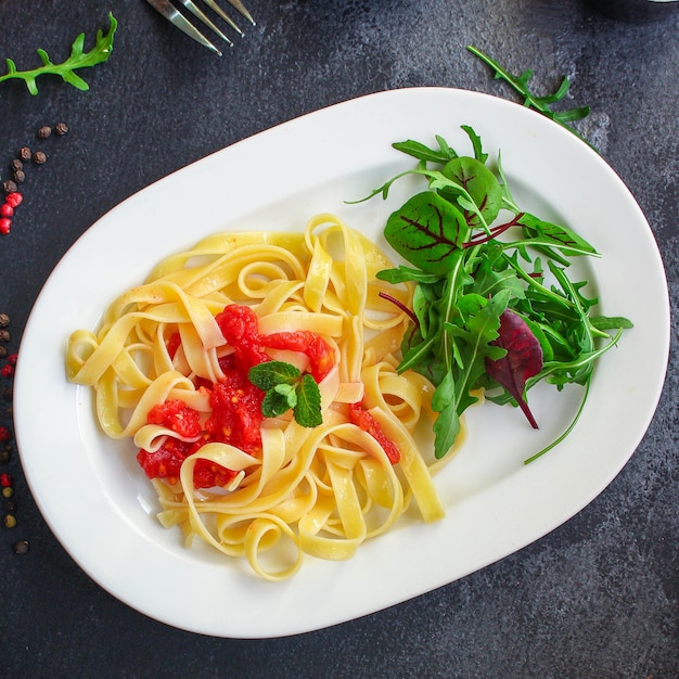 tagliatelle con salsa de tomate