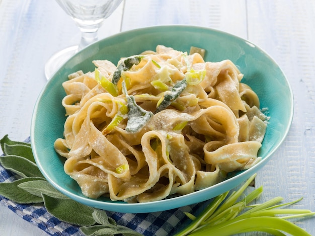 Tagliatelle con salvia de puerro y salsa de crema comida vegetariana