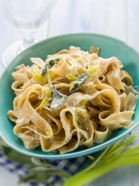 Tagliatelle con salvia de puerro y salsa de crema enfoque selectivo