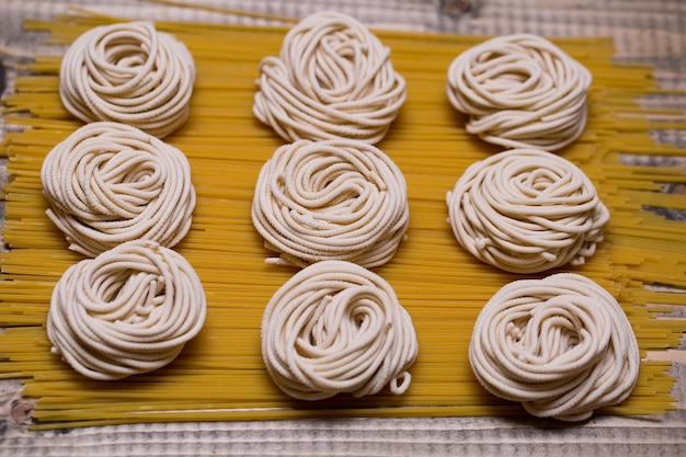 Tagliatelle sobre espaguetis