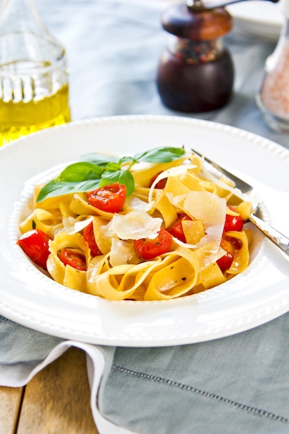 Tagliatelle con tomate cherry y parmesano encima