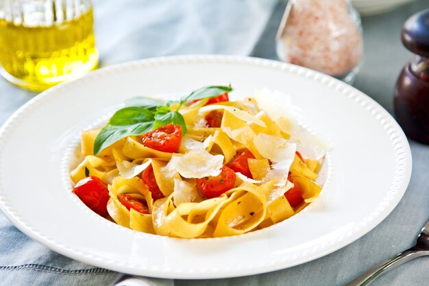 Tagliatelle con tomate cherry y parmesano encima