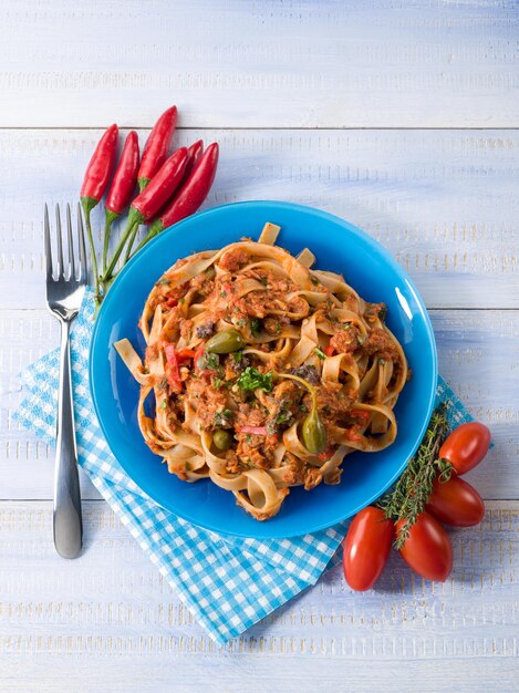 Tagliatelle con tomates de atún y alcaparras