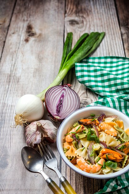 Tagliatelle verde con mariscos. Mejillones; Langostinos