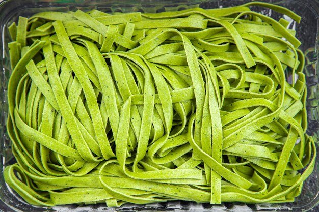 Tagliatelle verde pasta cruda albahaca segundo plato comida vegetal comida saludable comida snack