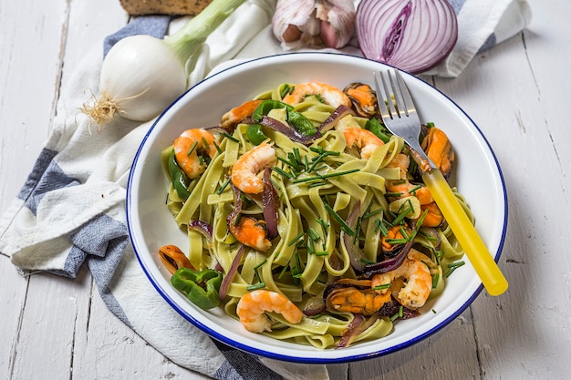 Tagliatelle verdes com marisco. Mexilhões; Camarão