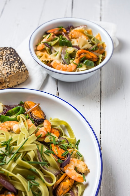 Tagliatelle verdes com marisco. Mexilhões; Camarão