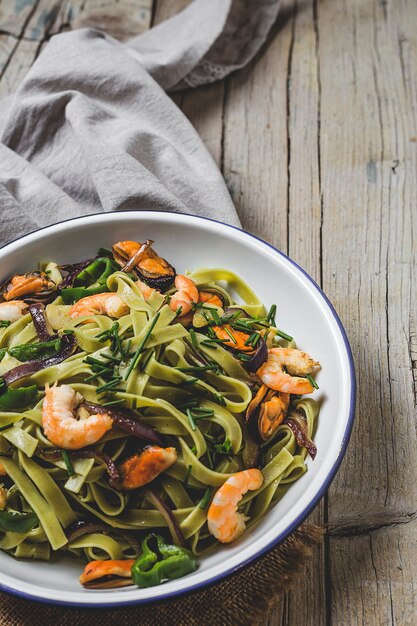 Tagliatelle verdes com marisco. Mexilhões; Camarão