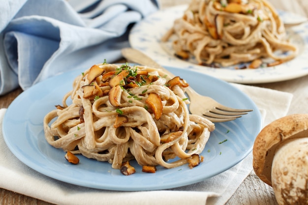 Tagliolini de trigo integral com cogumelos porcini