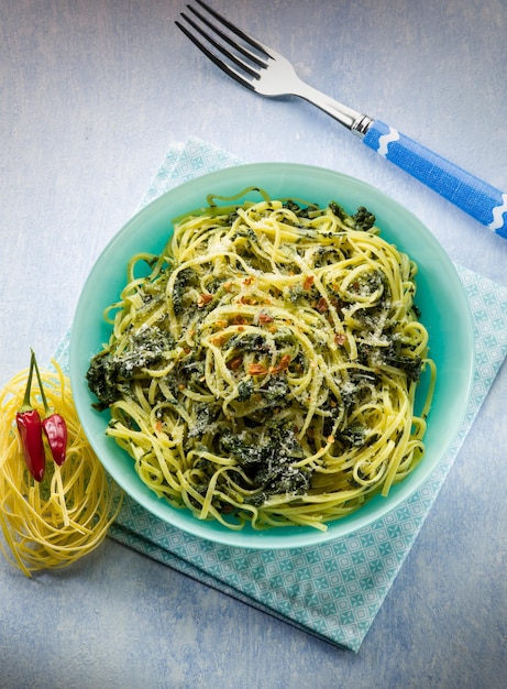 Tagliolini mit Rübenoberteil und scharfer Chilischote