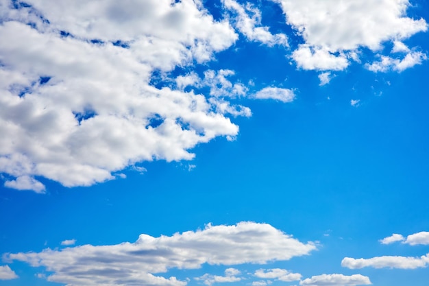 Tagsüber blauer Himmel mit weißen Wolken