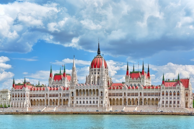 Tagsüber das ungarische Parlament. Budapest. Blick vom Donauufer.Ungarn