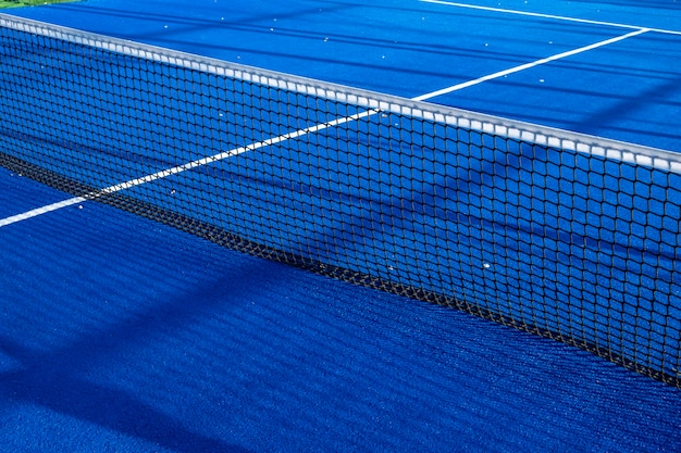 Tagsüber leerer blauer Paddle-Tennisplatz