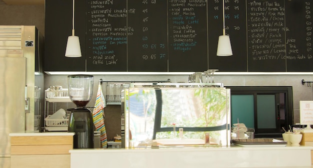 Tagsüber leerer Café- oder Barinnenraum