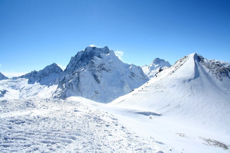 Tagsüber schneebedeckte Berge