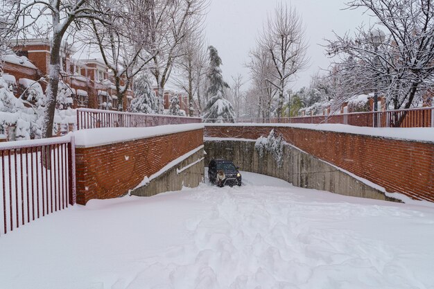 Tagsüber schneebedeckte Straßen und Gebäude aufgrund des Schneesturms Filomena, der in Madrid Spanien fällt. Europa