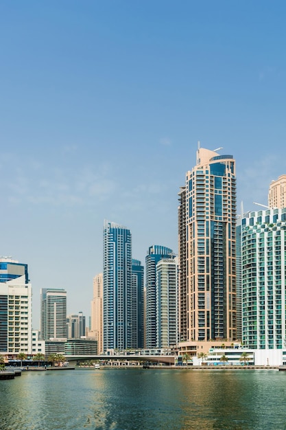 Tagsüber Stadtbild von Dubai moderne Architektur von Dubai Marina Bereich