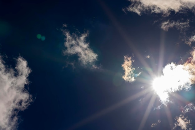 Tagsüber ziehen Wolken über den Himmel