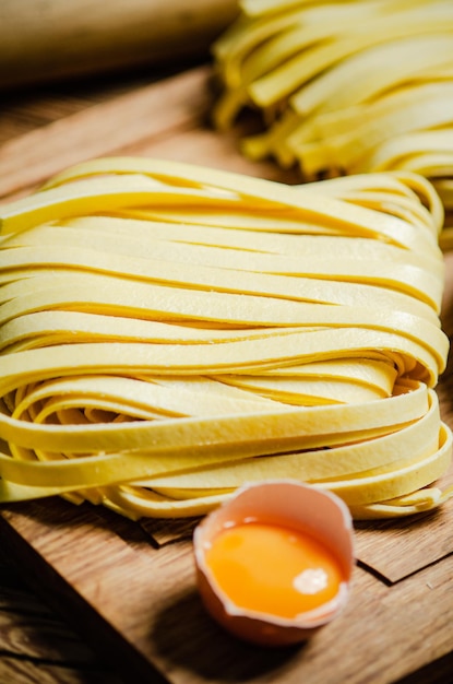 Foto taguatelle de pasta casera en una mesa de madera