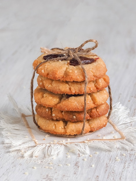 Tahini Dattelplätzchen werden auf einem weißen Holztisch gestapelt