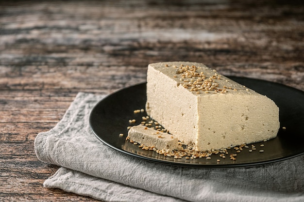 Tahini halva en mesa de madera