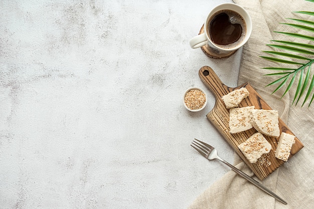 Tahini halva en rodajas sobre una plancha de madera sentar