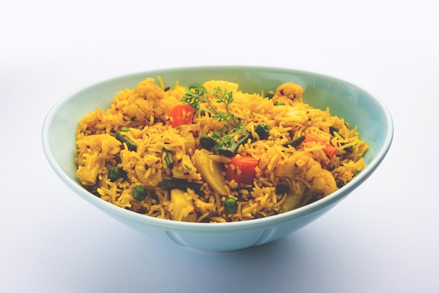 Tahri teheri tehiri oder tahari ist ein indisches Eintopfgericht aus gemischtem Gemüse und Reis