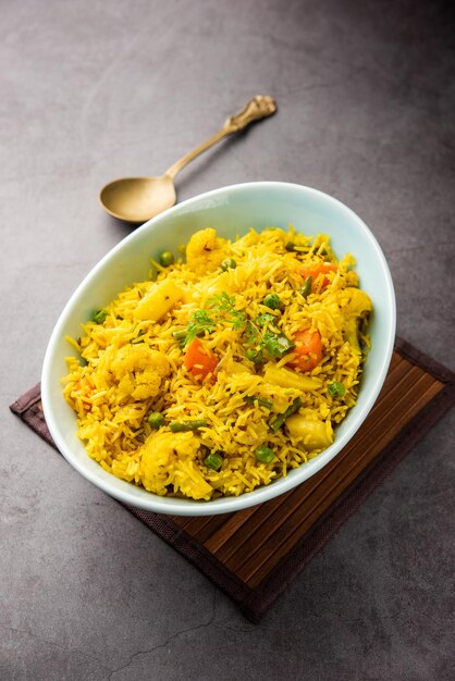 Tahri tehri tehiri o tahari es una comida india de una olla hecha con vegetales mixtos y arroz