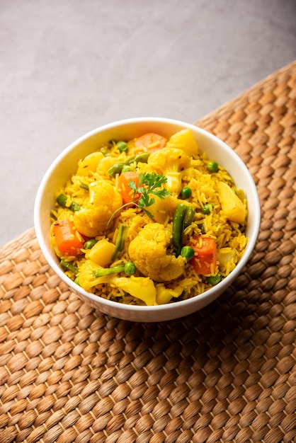 Tahri tehri tehiri o tahari es una comida india de una olla hecha con vegetales mixtos y arroz