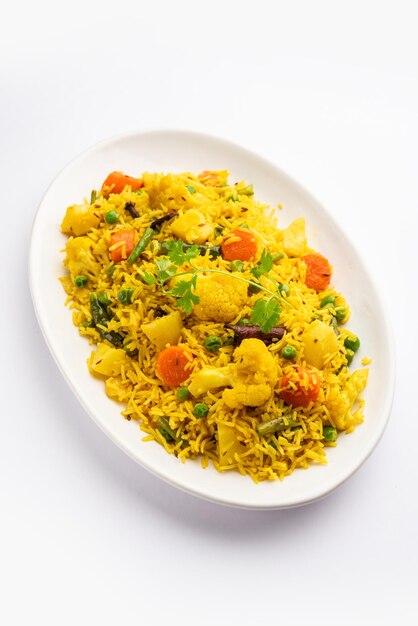 Tahri, tehri, tehiri o tahari es una comida india de una sola olla hecha con vegetales mixtos y arroz