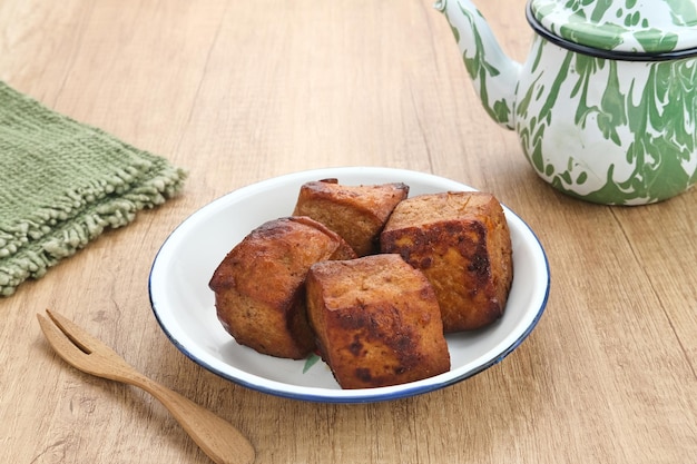 Tahu Bacem, comida tradicional de Java Central, Indonesia, cocinada con especias, azúcar de palma