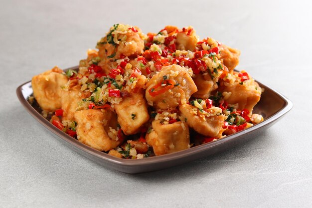 Tahu Cabe Garam o tofu crujiente de sal y pimienta, elaborado con tofu frito en harina