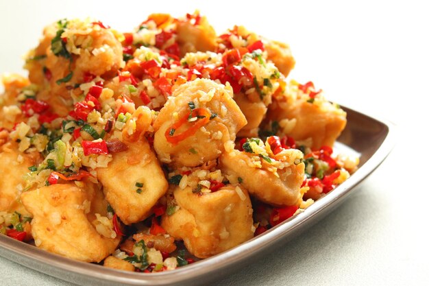 Tahu Cabe Garam oder Crispy Salt and Pepper Tofu, hergestellt aus in Mehl frittiertem Tofu