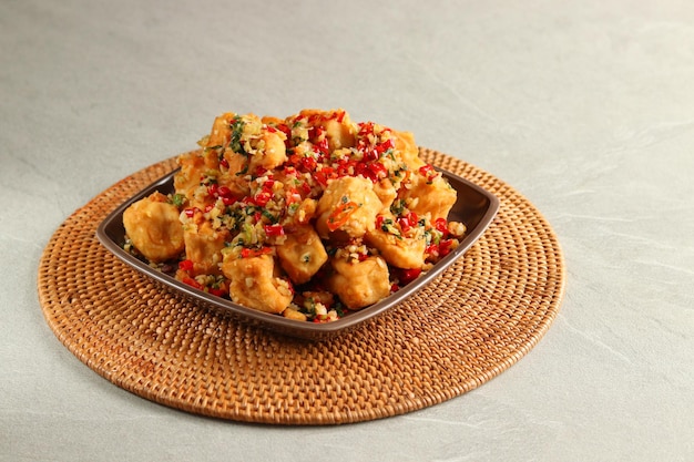 Tahu Cabe Garam oder Crispy Salt and Pepper Tofu, hergestellt aus in Mehl frittiertem Tofu