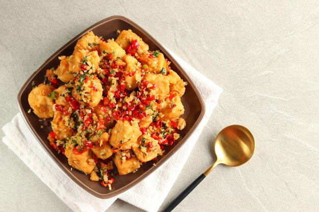 Tahu Cabe Garam ou Tofu Crocante de Sal e Pimenta, feito de tofu frito na farinha