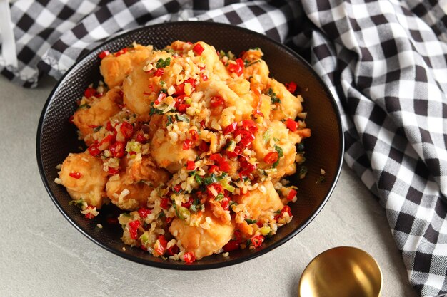 Tahu Cabe Garam ou Tofu Crocante de Sal e Pimenta, feito de tofu frito na farinha