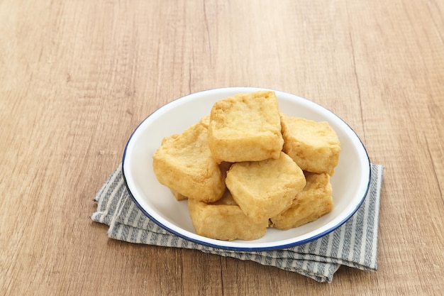 Tahu Goreng o tofu frito, comida tradicional de Indonesia, hecha de extracto de soja fermentada.